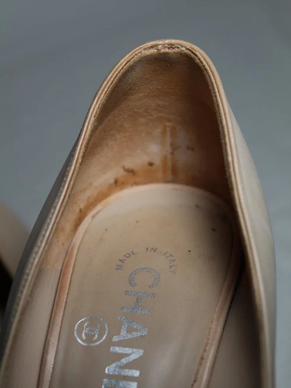 Chanel Two Tone Leather Tan Black Toe CC Cap Heels Pumps Chain Detail 40